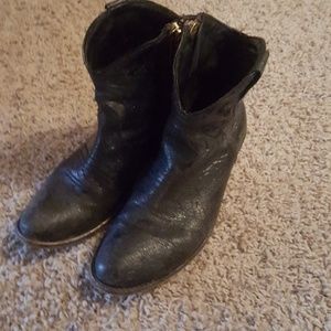 !! ISO !! Steve Madden Vestted Boot. 9.5. Blk.